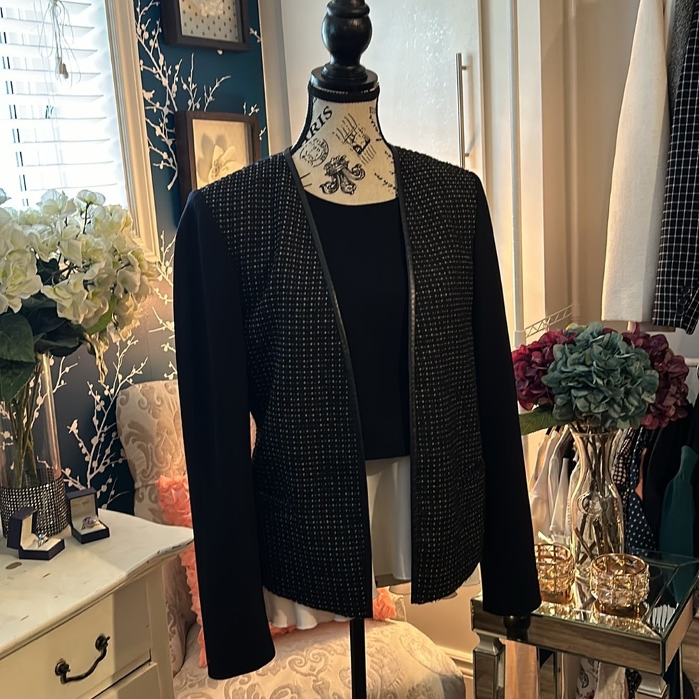 GORGEOUS, THEORY Black and white blazer. Size 10